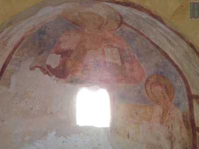 Qui Dio � ben evidente con il suo mantello rosso, affiancato sulla sinistra da Maria (della quale � rimasta solo parte dell'aureola) e sulla destra da San Giovanni Battista